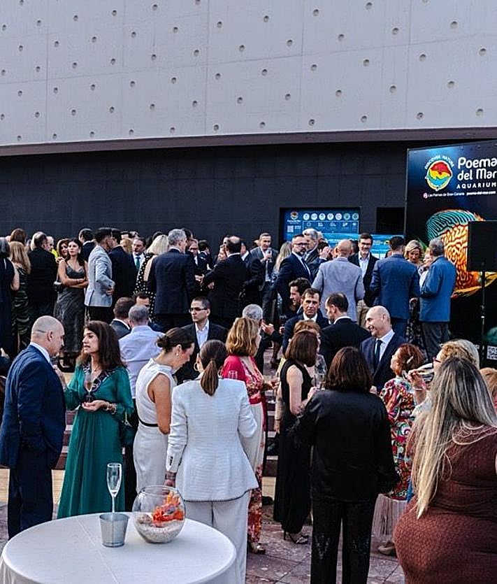 Imagen secundaria 2 - Loro Parque Fundación brilla con motivo del Día de los Océanos