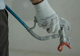 Imagen de archivo de un fontanero trabajando.