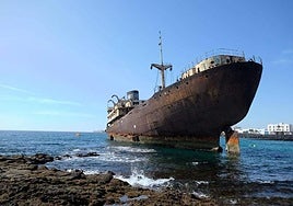 Imagen del barco Telamon encallado en Arrecife.
