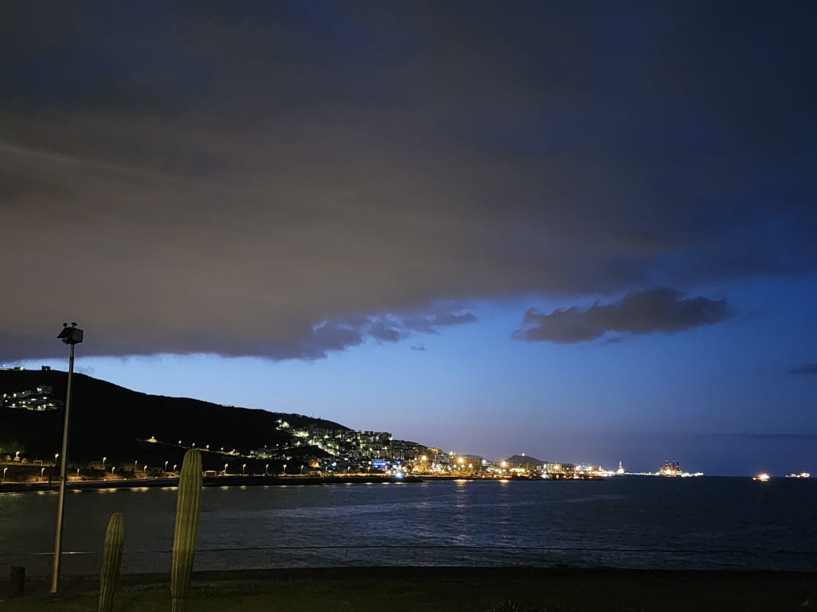 Imagen de la ciudad de Las Palmas de Gran Canaria de noche.