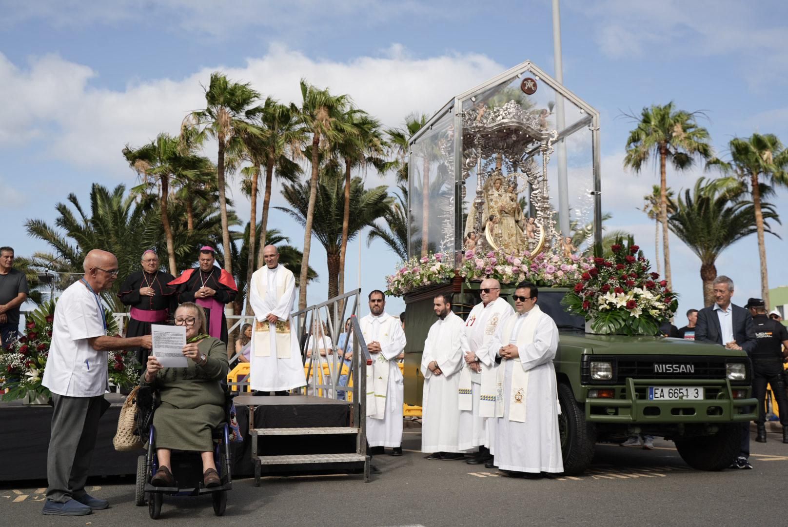 Las imágenes de la emotiva visita de la Virgen del Pino a los enfermos