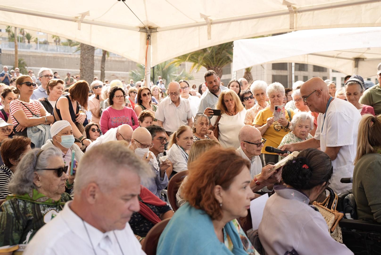 Las imágenes de la emotiva visita de la Virgen del Pino a los enfermos