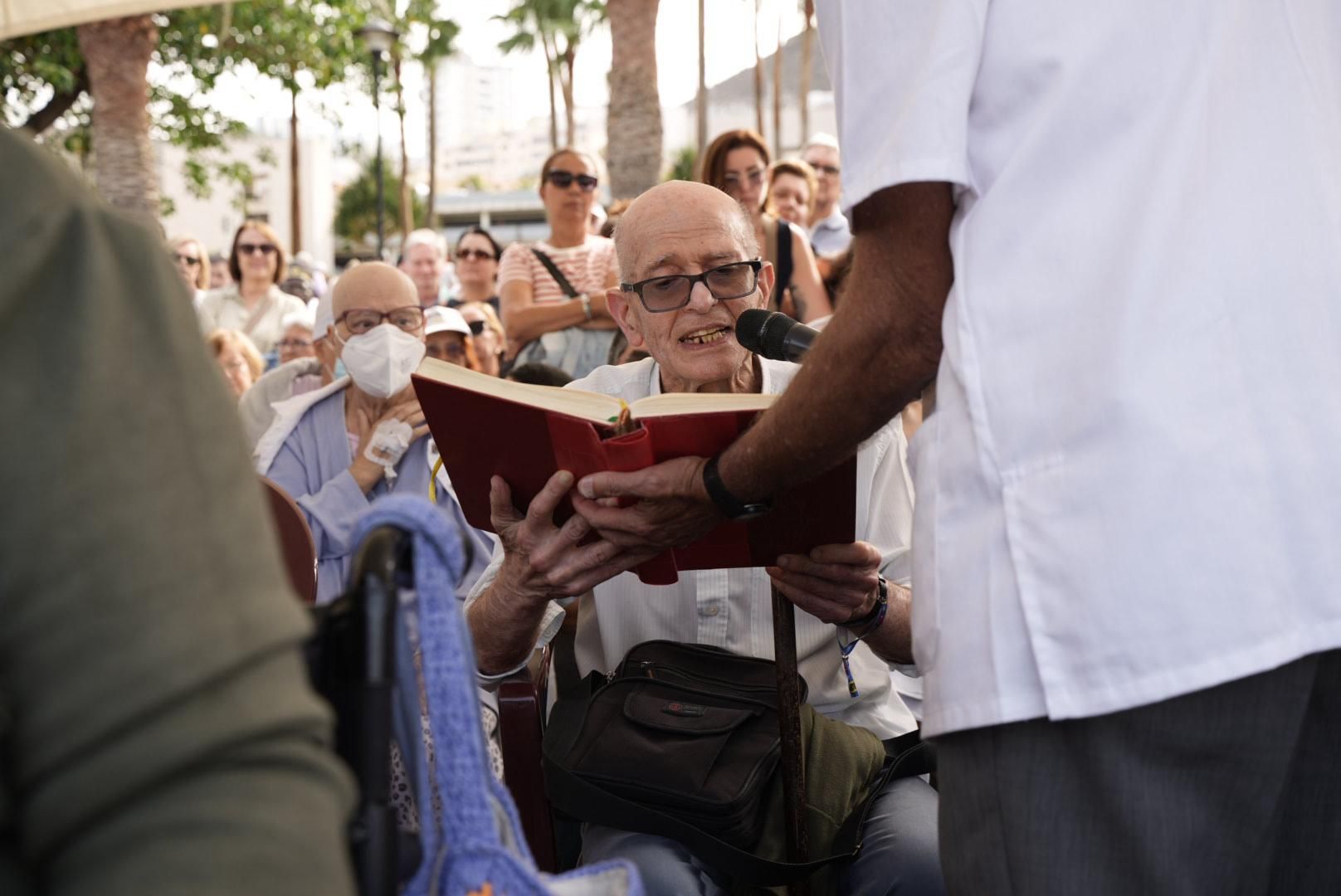 Las imágenes de la emotiva visita de la Virgen del Pino a los enfermos