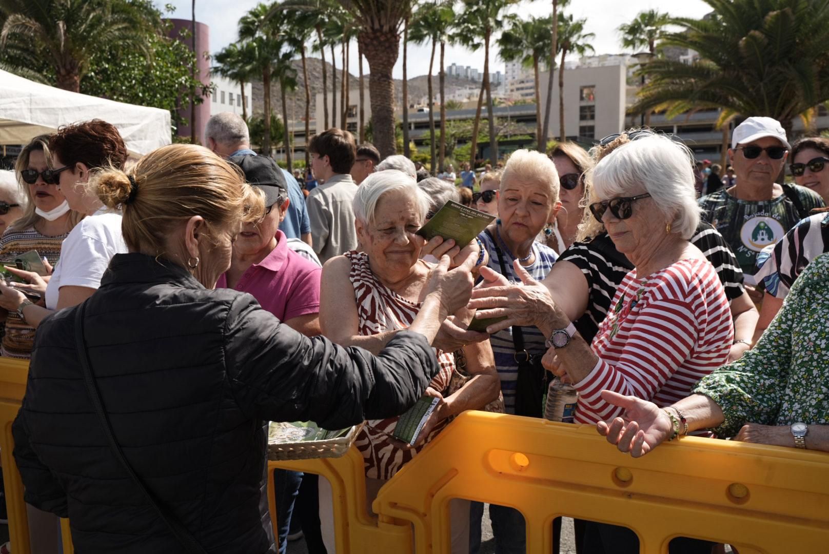 Las imágenes de la emotiva visita de la Virgen del Pino a los enfermos
