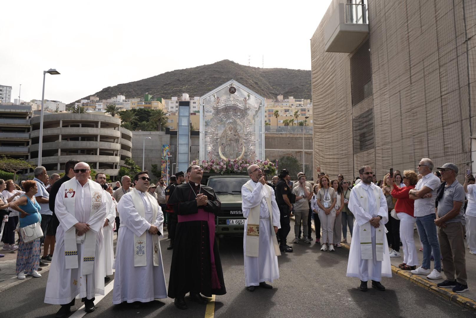 Las imágenes de la emotiva visita de la Virgen del Pino a los enfermos