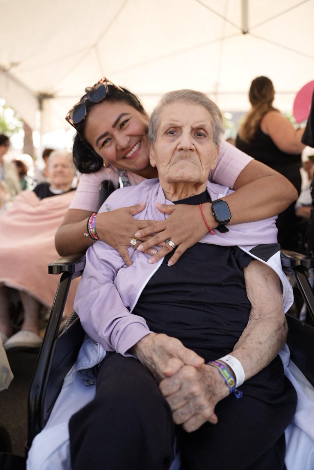 Las imágenes de la emotiva visita de la Virgen del Pino a los enfermos