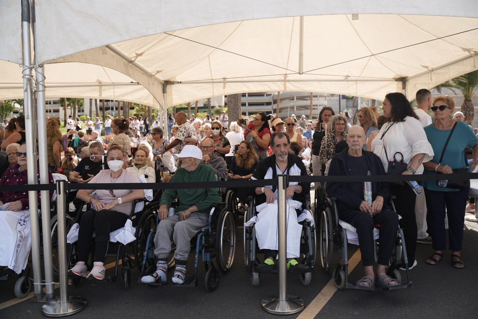 Las imágenes de la emotiva visita de la Virgen del Pino a los enfermos