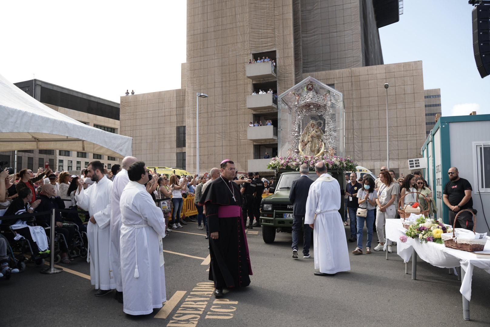 Las imágenes de la emotiva visita de la Virgen del Pino a los enfermos