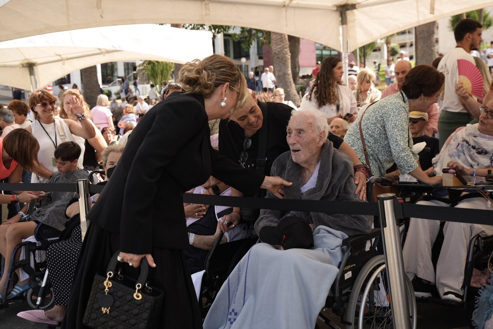 Las imágenes de la emotiva visita de la Virgen del Pino a los enfermos