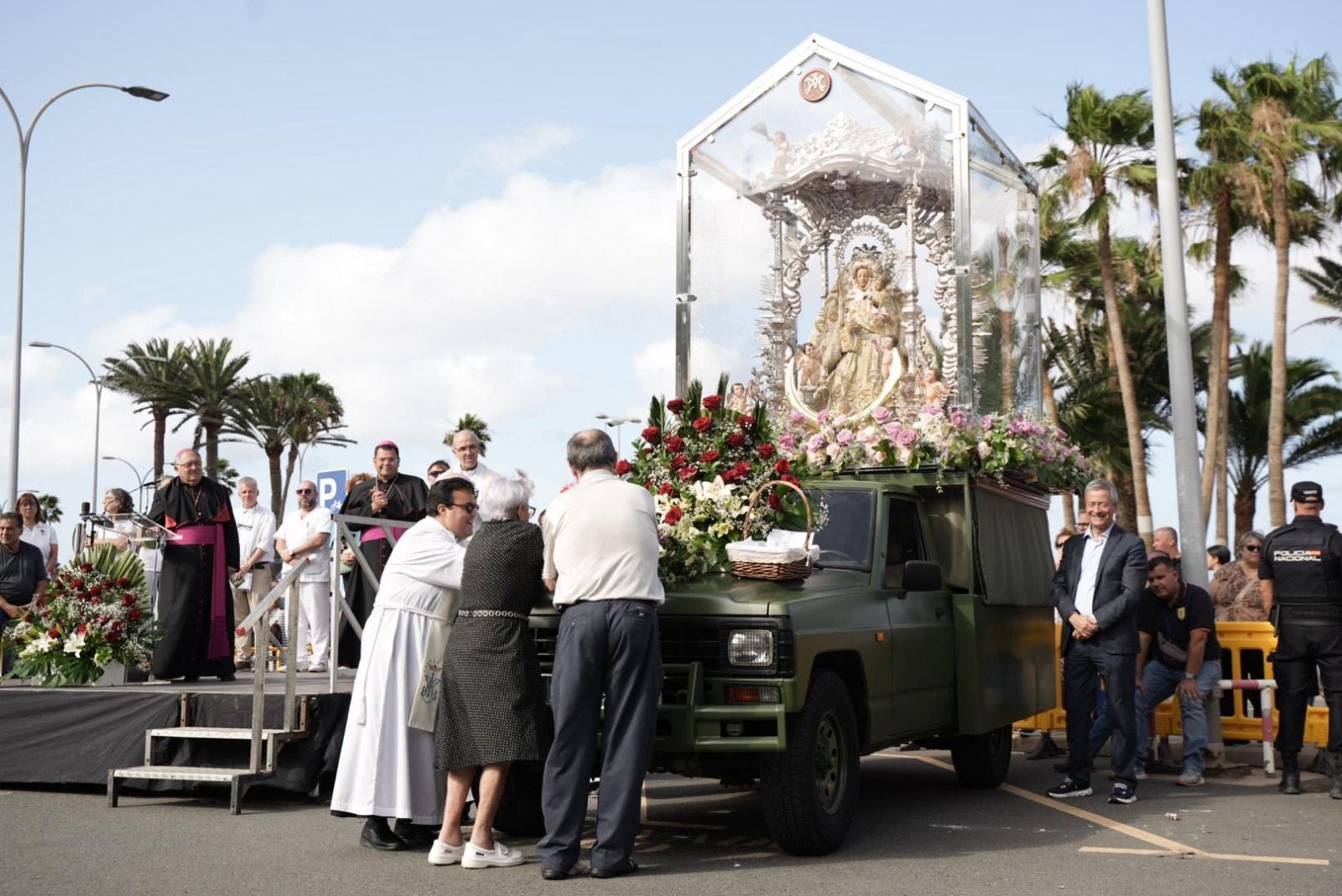 Las imágenes de la emotiva visita de la Virgen del Pino a los enfermos