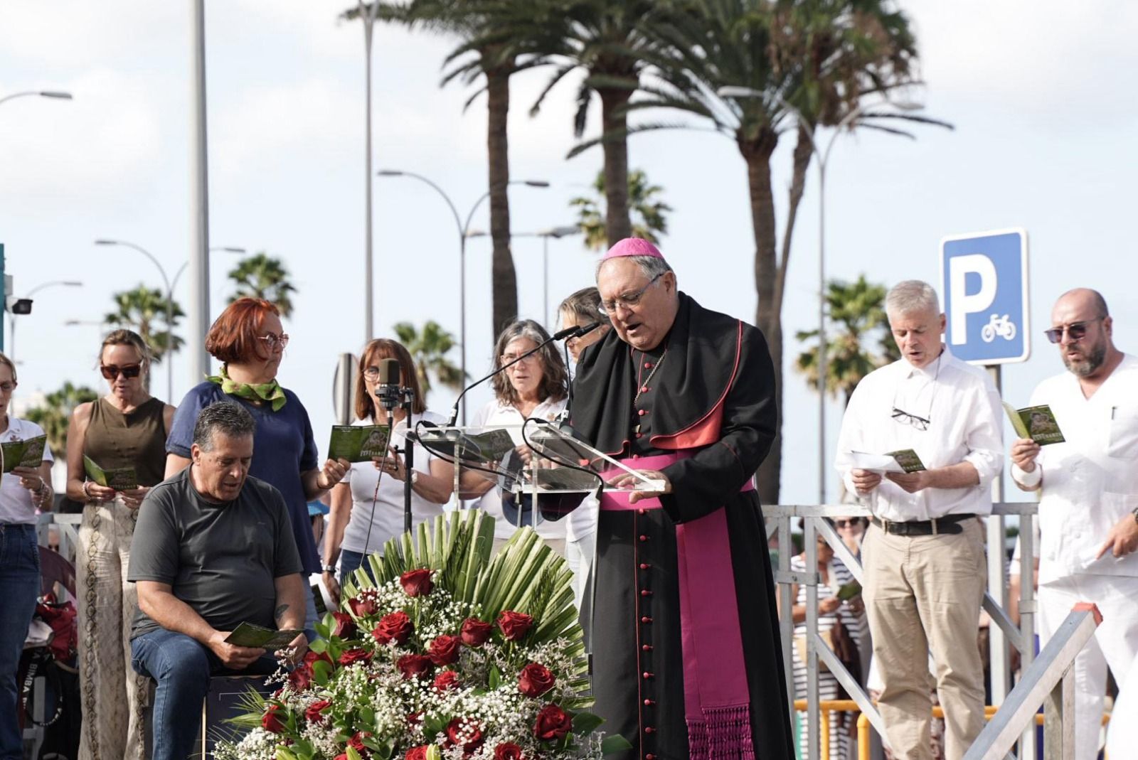 Las imágenes de la emotiva visita de la Virgen del Pino a los enfermos
