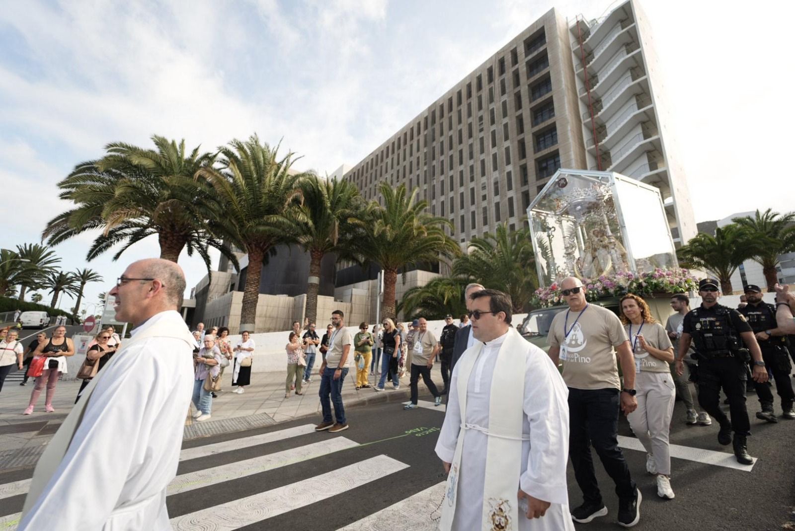 Las imágenes de la emotiva visita de la Virgen del Pino a los enfermos