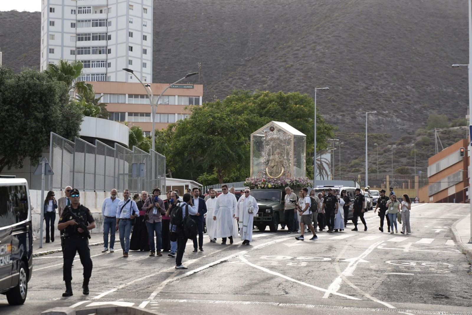 Las imágenes de la emotiva visita de la Virgen del Pino a los enfermos