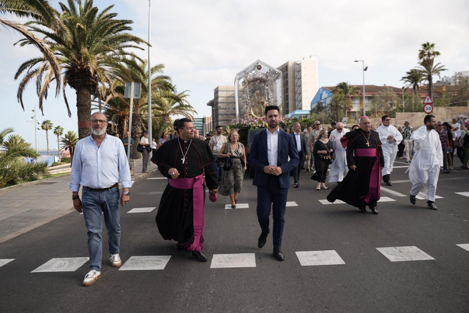 Las imágenes de la emotiva visita de la Virgen del Pino a los enfermos