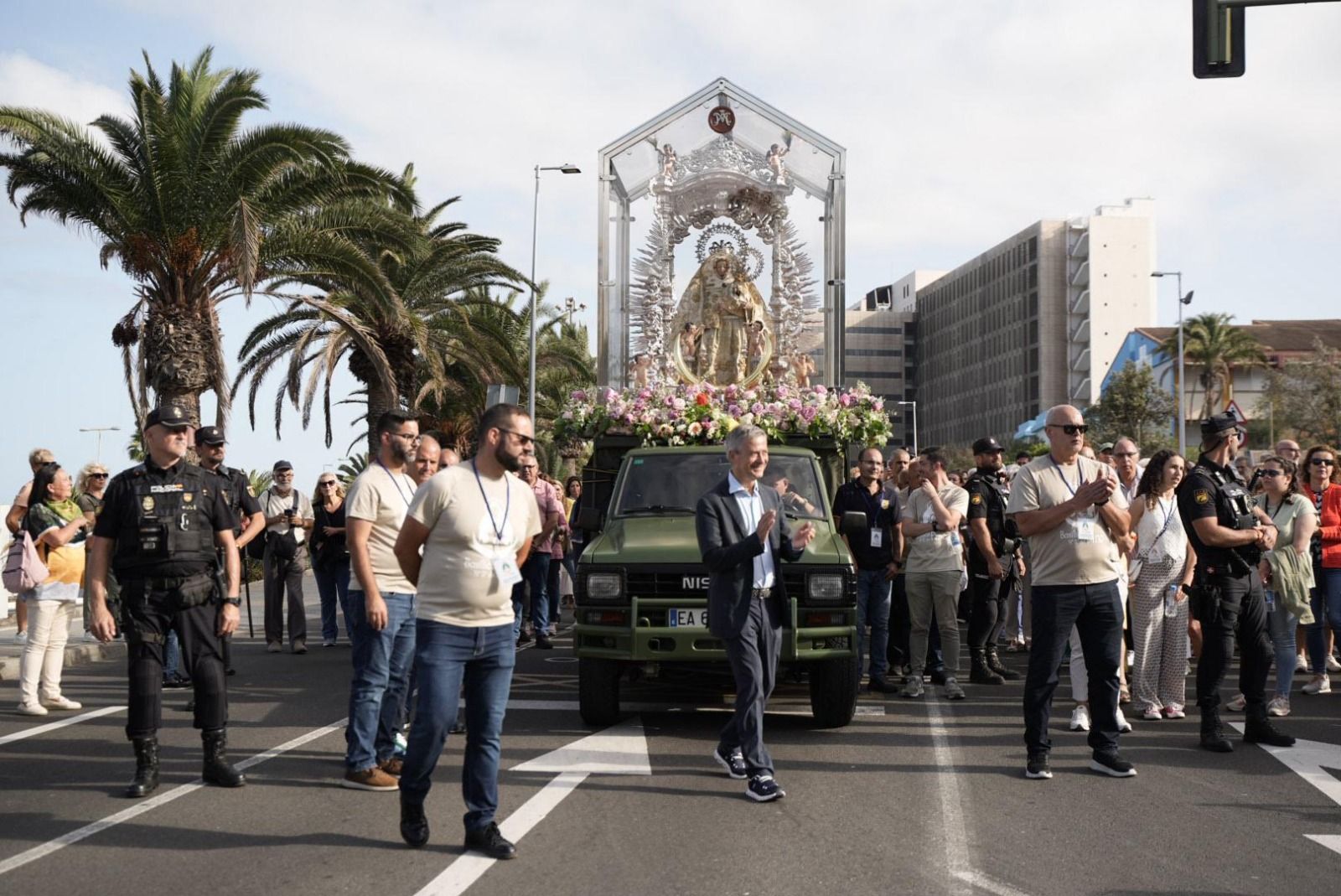 Las imágenes de la emotiva visita de la Virgen del Pino a los enfermos
