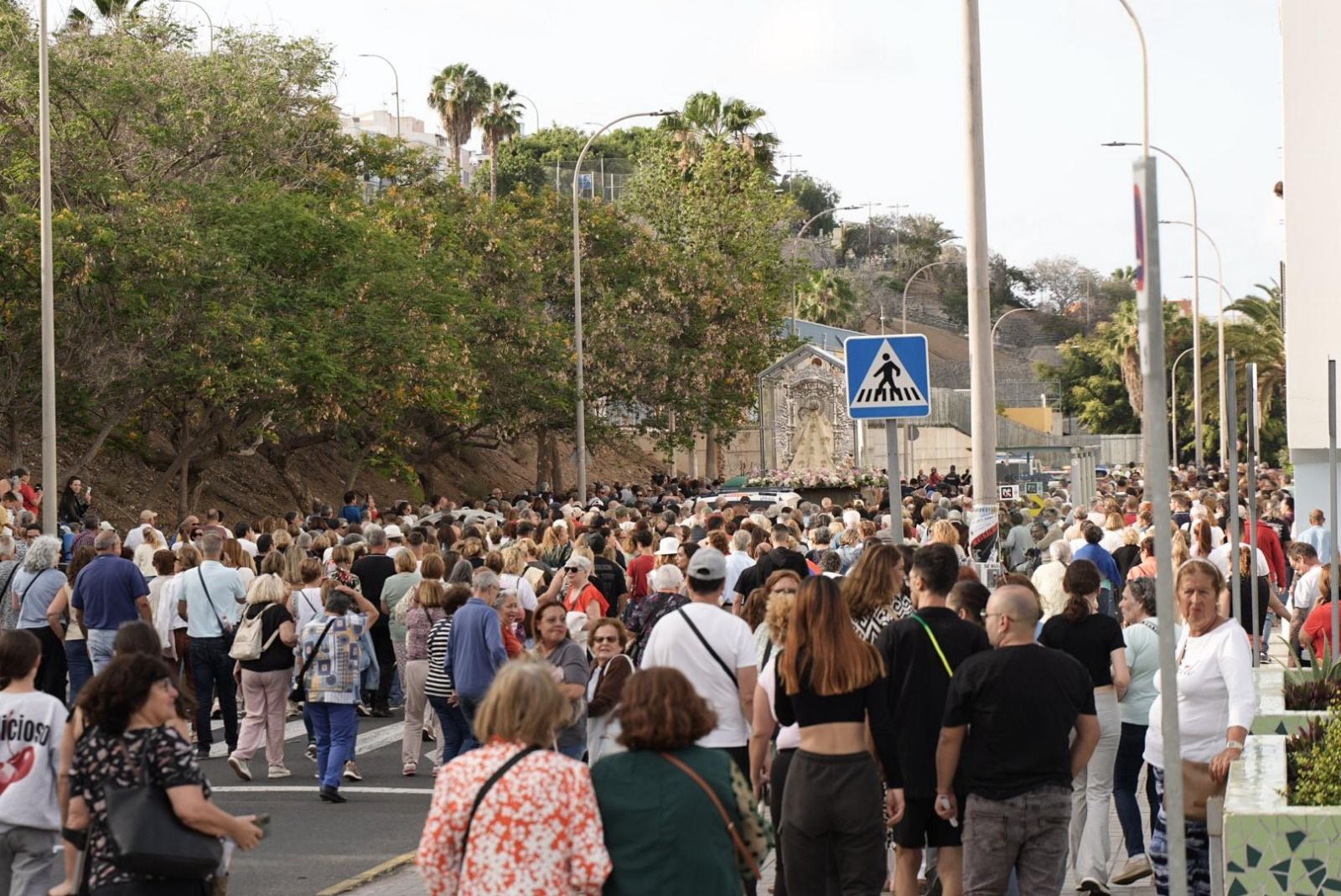 Las imágenes de la emotiva visita de la Virgen del Pino a los enfermos