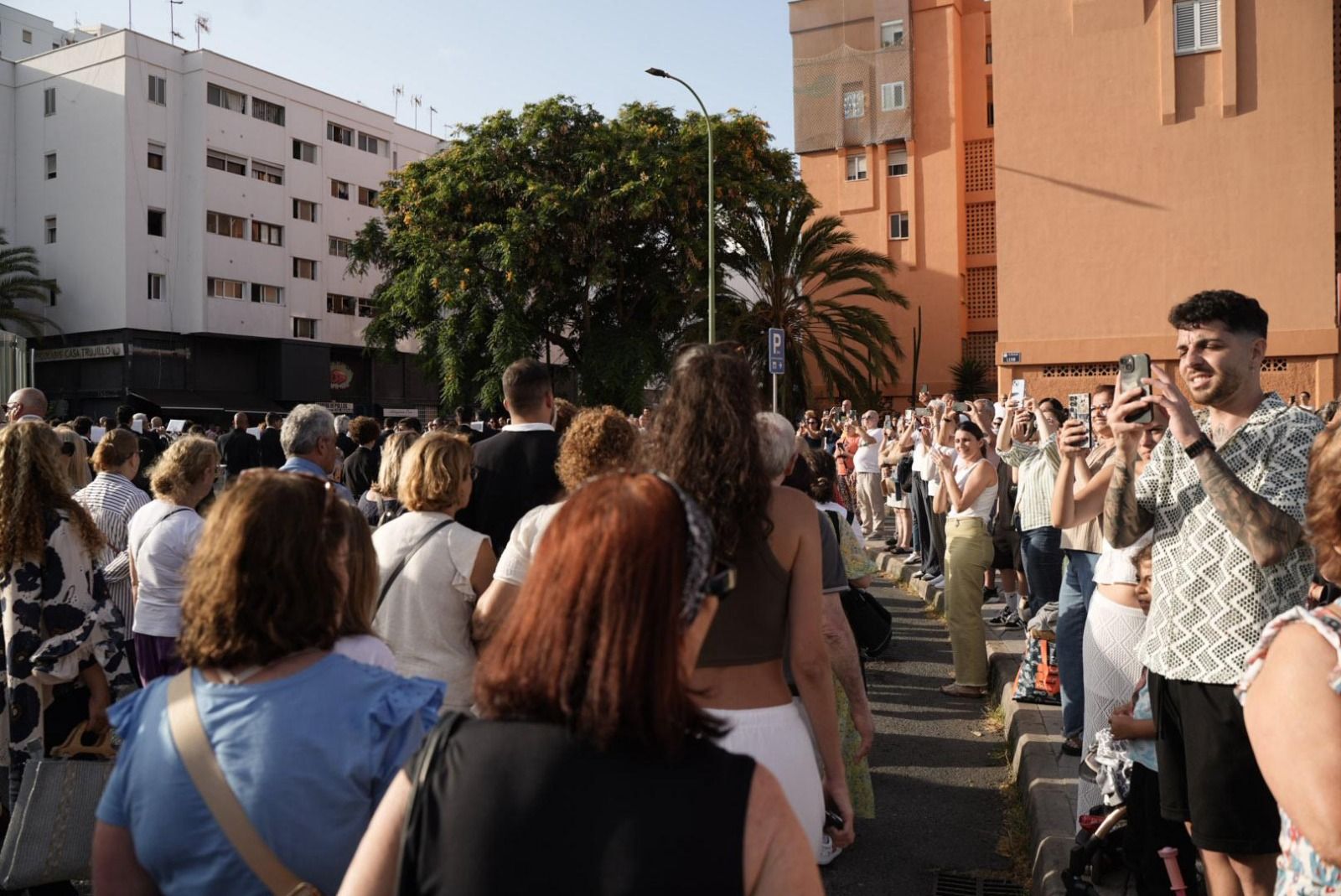 Las imágenes de la emotiva visita de la Virgen del Pino a los enfermos