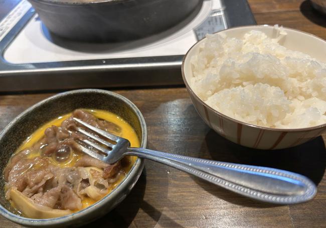 Antes de comer los trozos de carne o de verdura se pasan por huevo crudo y arroz blanco