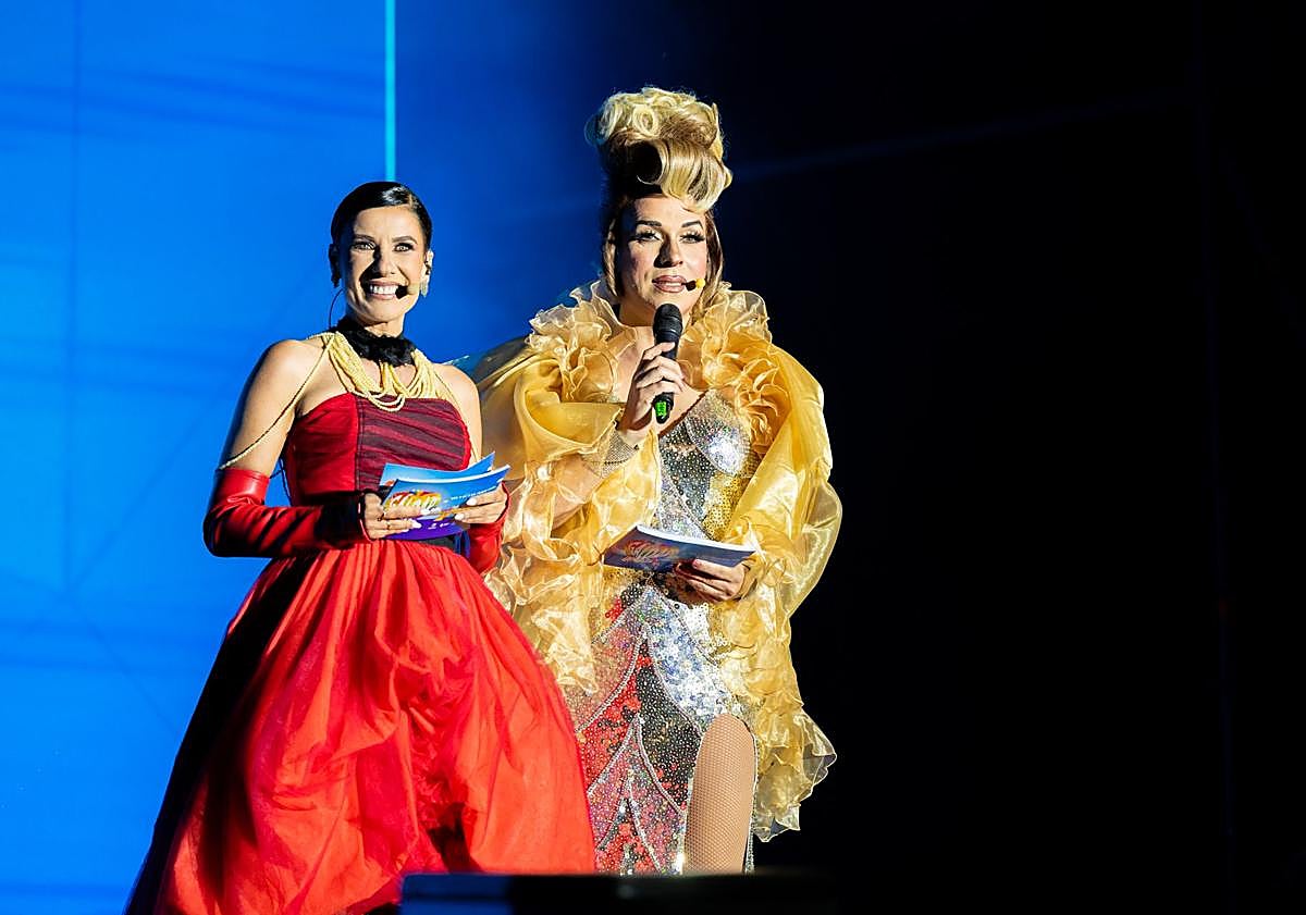 Imagen principal - Las presentadoras de la gala, Yanely Hernández y Sharonne, Samantha Hudson y Paula Vázquez. 