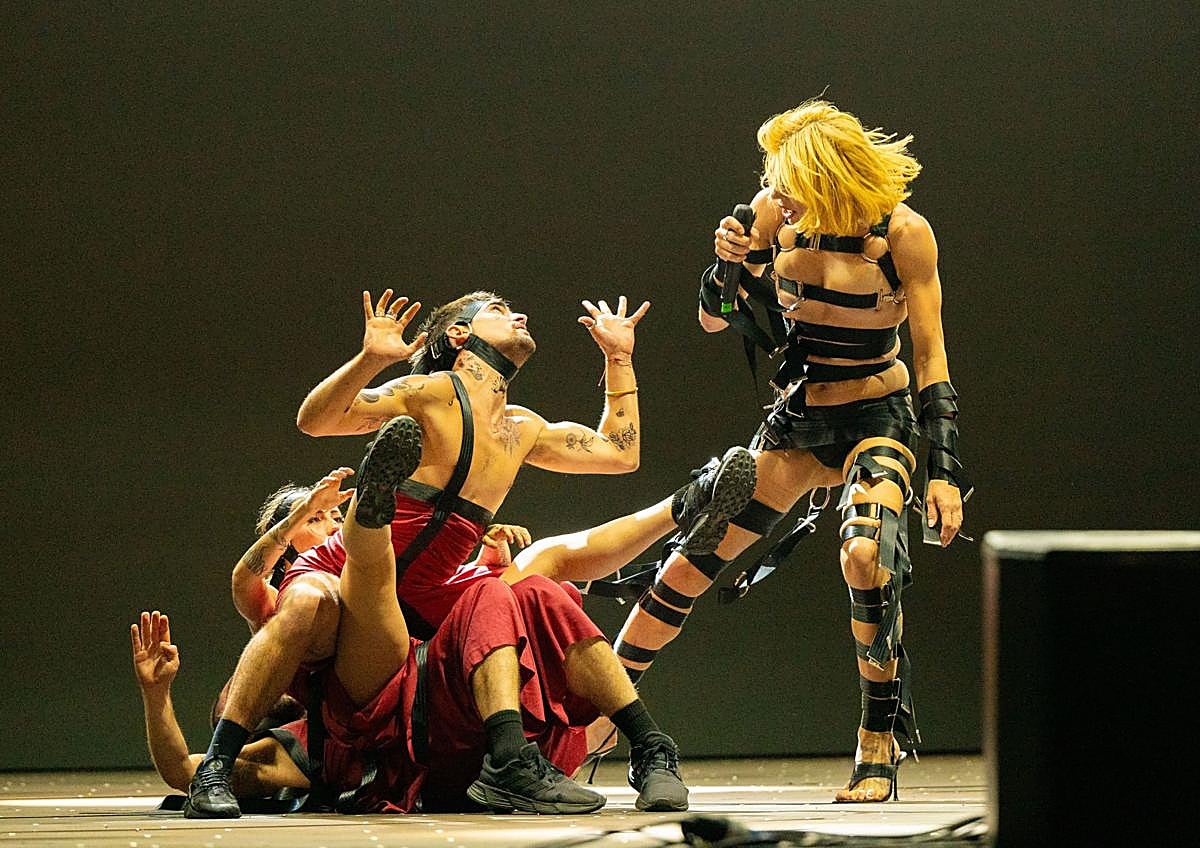 Imagen secundaria 1 - Las presentadoras de la gala, Yanely Hernández y Sharonne, Samantha Hudson y Paula Vázquez. 
