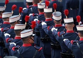 Miembros de la Guardia Real momentos antes del inicio este sábado del desfile con motivo del Día de las Fuerzas Armadas 2025 en Santa Cruz de Tenerife.