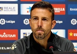 Luis García, en una rueda de prensa con el Espanyol.