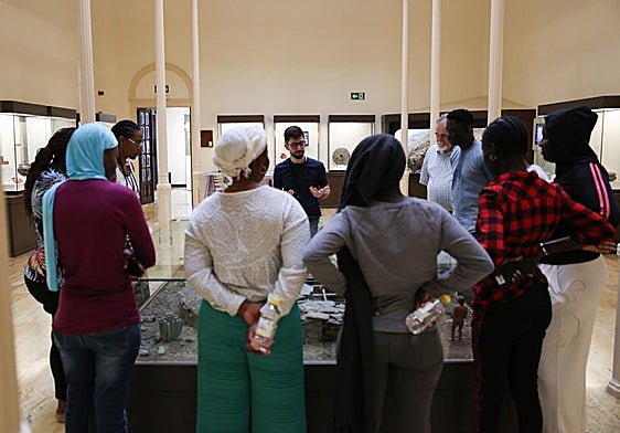 10 mujeres de Mali, Guinea, Gambia, Senegal y Camerún visitaron el Museo Canario esta semana.