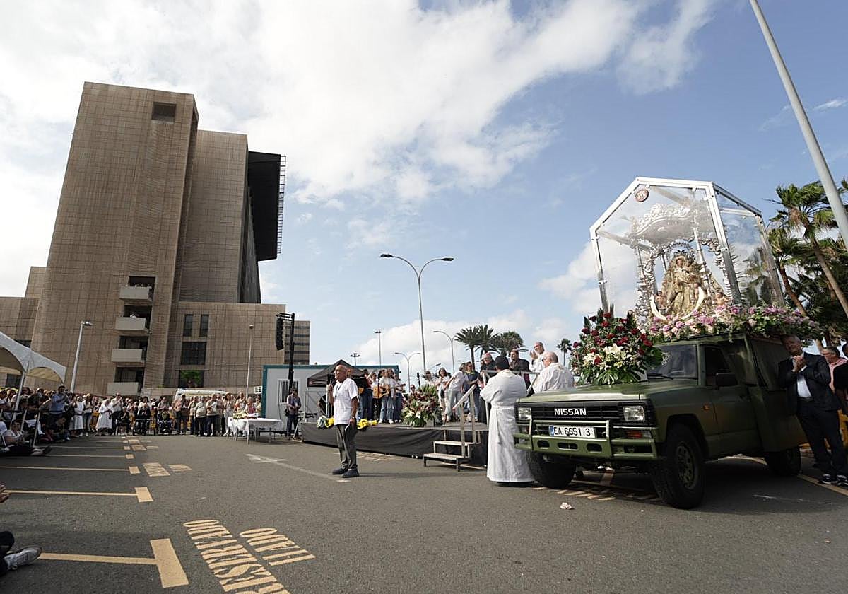 Imagen de la Virgen del Pino visitando a los enfermos del Hospital Insular-Materno Infantil.