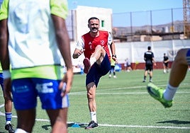 Ale López, liderando el calentamiento del San Fernando en los momentos previos al choque contra el Tamaraceite.