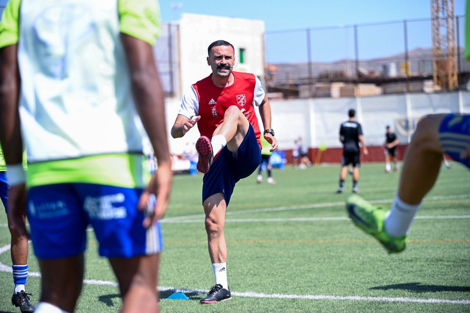 Ale López, liderando el calentamiento del San Fernando en los momentos previos al choque contra el Tamaraceite.