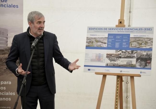 El presidente Fernando Clavijo, junto al cartel del proyecto.