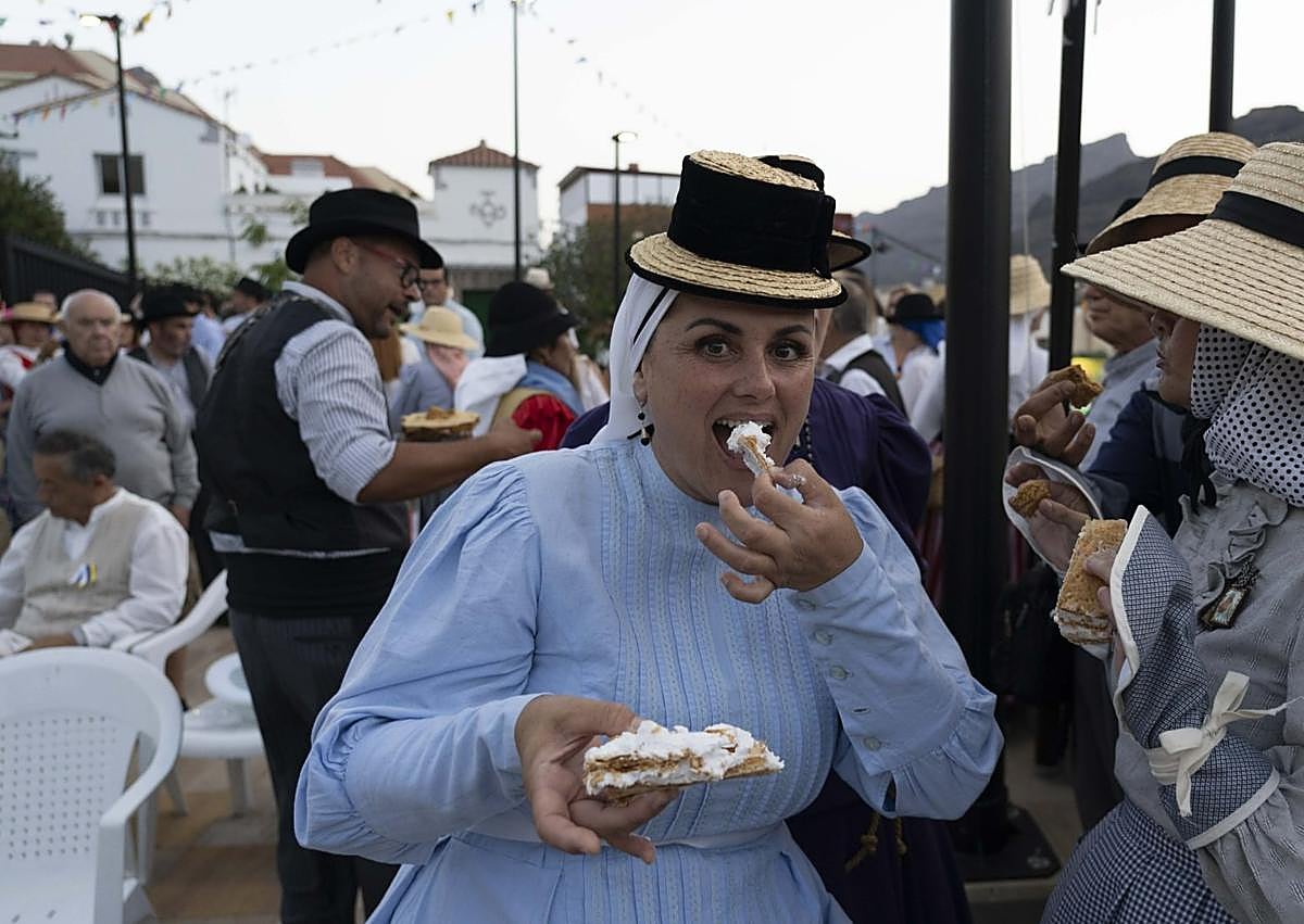 Imagen secundaria 1 - Carretas, milhojas y tradición en la romería-ofrenda de San Antonio &#039;El Chico&#039;