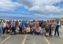 Grupo de la promoción de Magisterio de 1980, durante el encuentro al que acudió también un profesor.