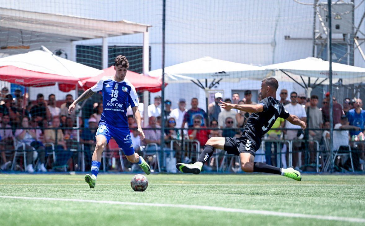 Imagen secundaria 1 - Distintos momentos del partido entre el San Fernando y el Tamaraceite.