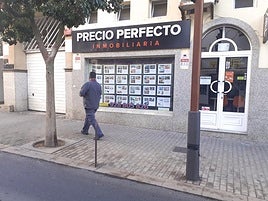 Imagen de archivo de una agencia inmobiliaria en Arrecife (Lanzarote).