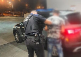 Momento de la detención del presunto traficante.