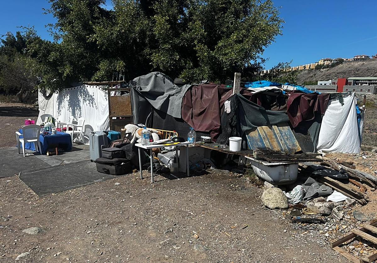 Una de las infraviviendas instaladas junto a la obra del mercado municipal de San Fernando.