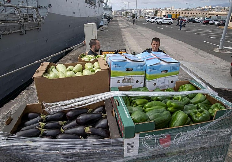 La fragata Blas de Lezo se aprovisiona con productos del campo canario antes de comenzar sus maniobras cerca de las islas.