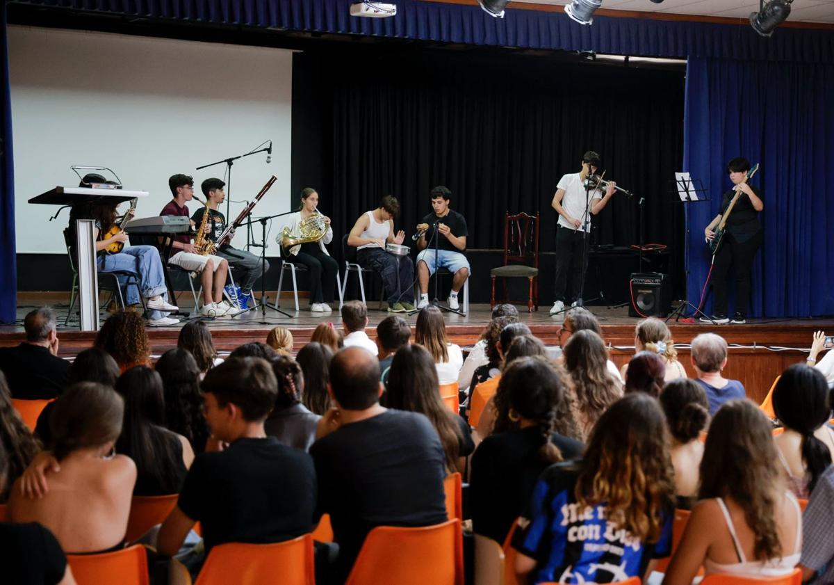 Imagen principal - En la imagen superior, la obertura del acto. En la inferior izquierda, estudiantes del bachibac y, en la derecha, Vicente Ramírez (i) y Cristina Álvarez.