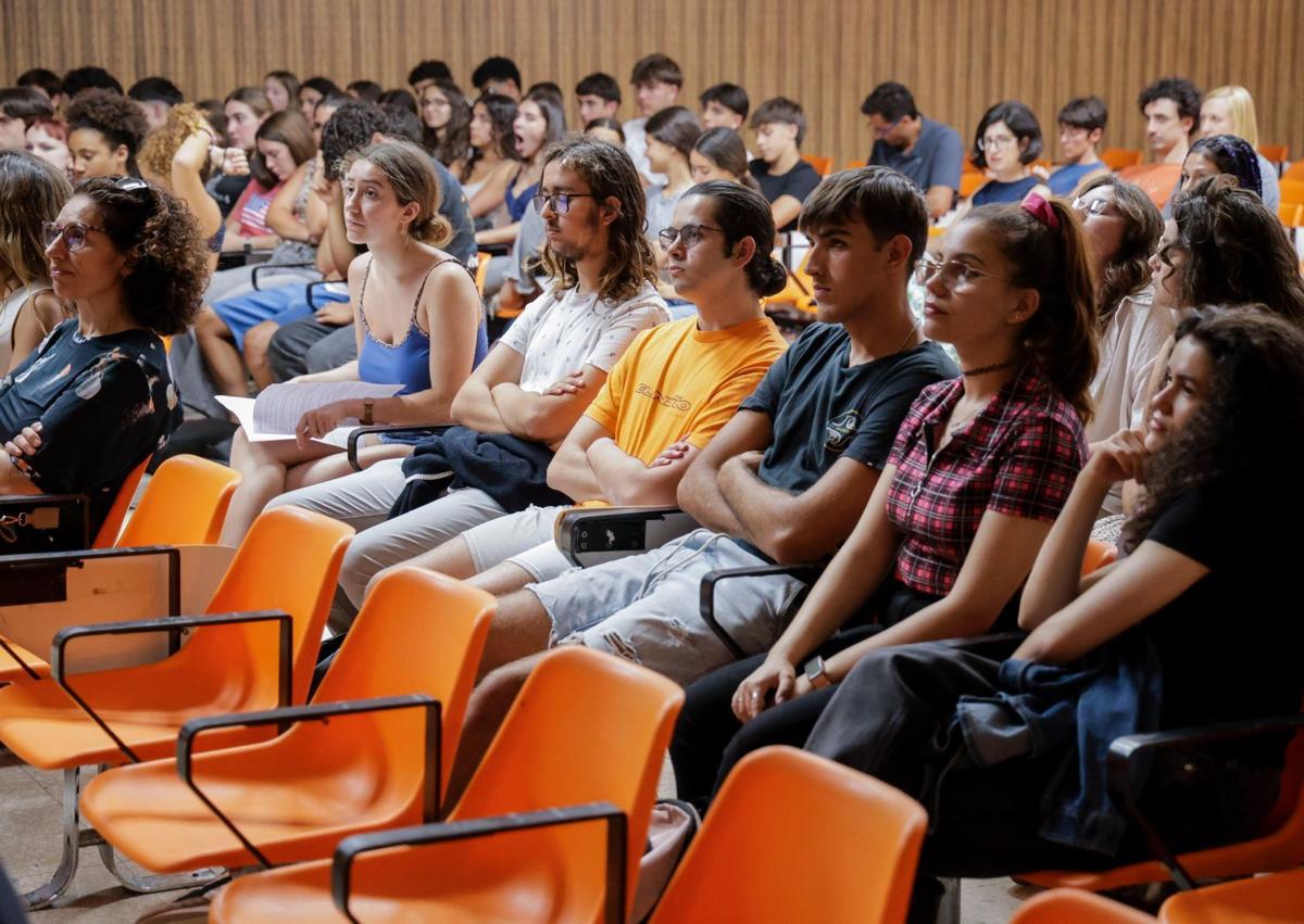 Imagen secundaria 1 - En la imagen superior, la obertura del acto. En la inferior izquierda, estudiantes del bachibac y, en la derecha, Vicente Ramírez (i) y Cristina Álvarez.