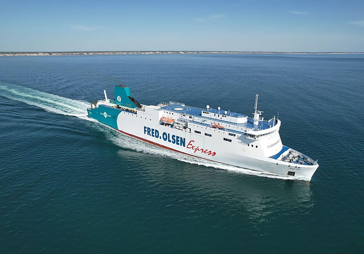 Imagen de un barco realizando la ruta entre Canarias - Huelva.