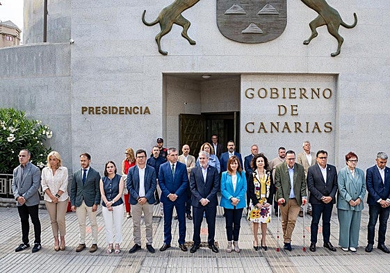 Imagen del minuto de silencio en el recinto del Gobierno de Canarias.