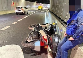 Imagen del motorista junto a su moto en el interior del túnel Julio Luengo.