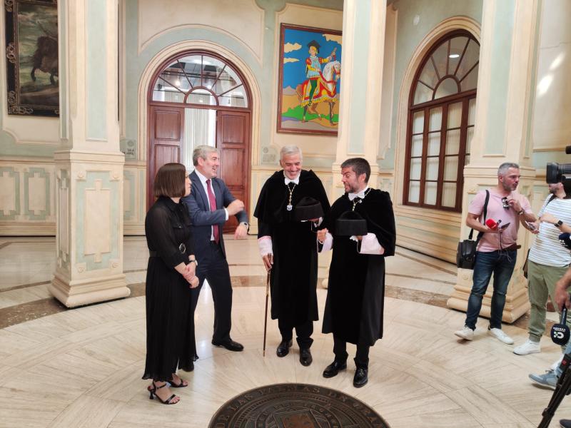 Foto de archivo de los rectores de la ULPGC y la ULL con el presidente canario Fernando Clavijo y la consejera de Universidades.