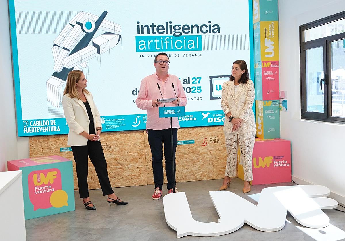 El consejero Adargoma Hernández, en la presentación del programa de la Universidad de Verano de Fuerteventura, junto a Sara Mateos, por la Fundación Disa, y Laura Carvias, de la Fundación Mapfre.