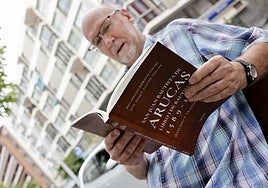 Jesús Emiliano Calleja, con un ejemplar del libro.