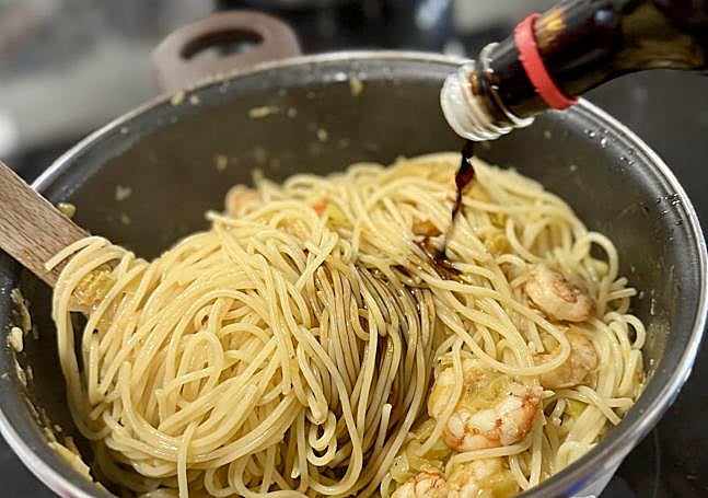 Vertemos la salsa de soja