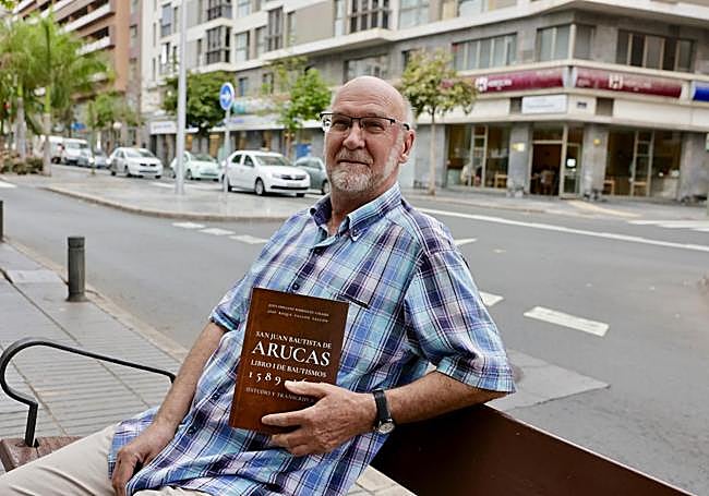 Jesús Emiliano Rodríguez Calleja, sentado en un banco de la capital grancanaria, posa con un ejemplar de su nueva obra.