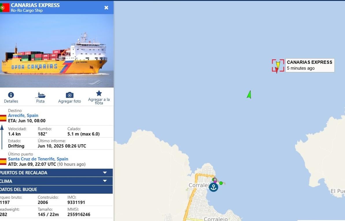 Imagen principal - El &#039;Canarias Express&#039; logra atracar en el puerto de Arrecife, asistido por el remolcador Achaman, tras quedarse tres horas a la deriva