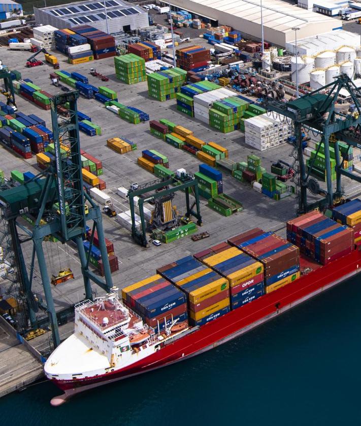 Imagen secundaria 2 - El &#039;Canarias Express&#039; logra atracar en el puerto de Arrecife, asistido por el remolcador Achaman, tras quedarse tres horas a la deriva